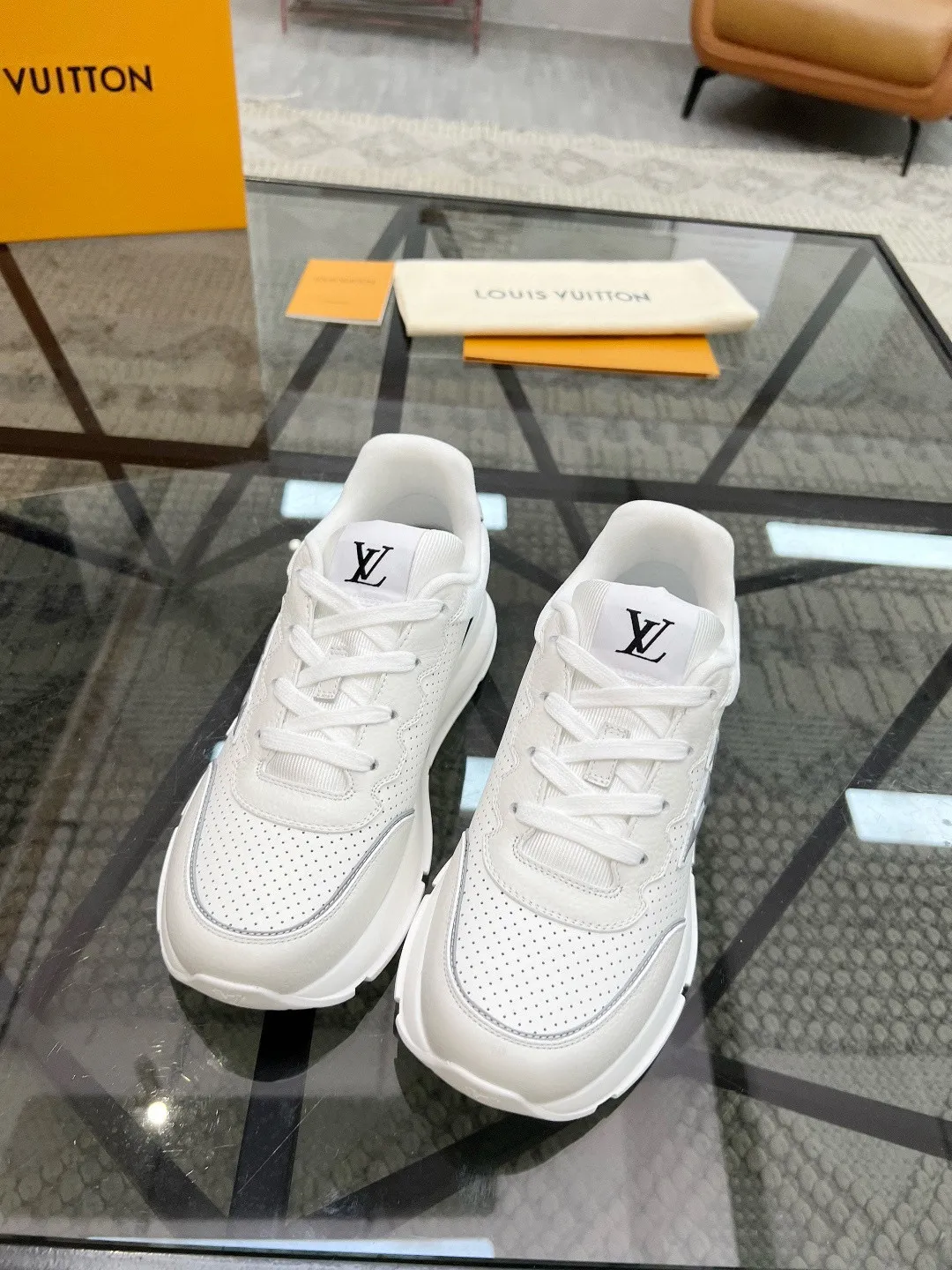 Factory price: 460💰Lv🔍Top purchasing agent🇮🇹 Road The most popular sports shoes for street men are available at the same counter. The uppers are imported cowhide fabrics from Italy, high-quality spliced colorful and complex handicrafts, imported comfortable mesh linings, soles: original soles specially provided by the original factory, T men's men's shoes 💰U foam exclusive movable molded soles are super comfortable, original factory and single goods, 🔍🔍high quality, you can enter and exit the counter at will, welcome to compare, code number 38-44, (45 customized)